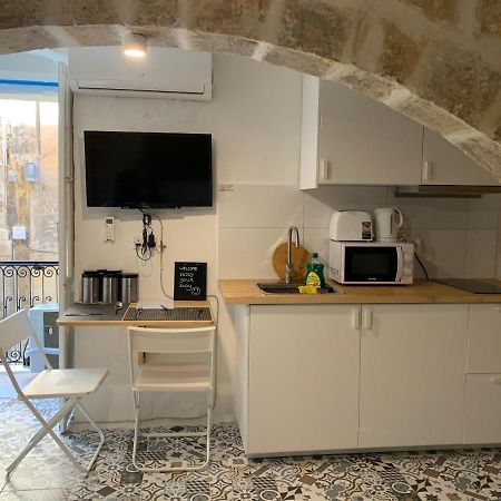 Studio Apartment In Валета Екстериор снимка